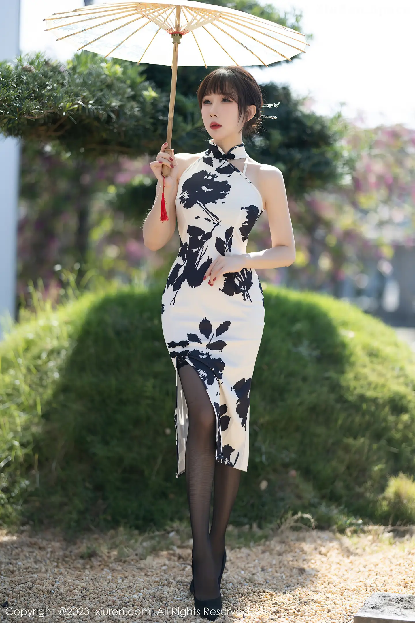 图片[5]-[XiuRen秀人网]2023.02.08 VOL.6230 诗诗kiki 白色抹胸礼服裙与蕾丝内衣加肉丝美腿性感私房写真集-秀人网官方网站